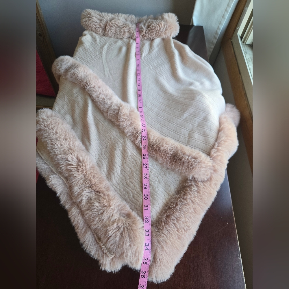 ✨ Trending Le Moda Faux Fur Trim Cape | Old Money Chic | OS - Picture 5 of 7